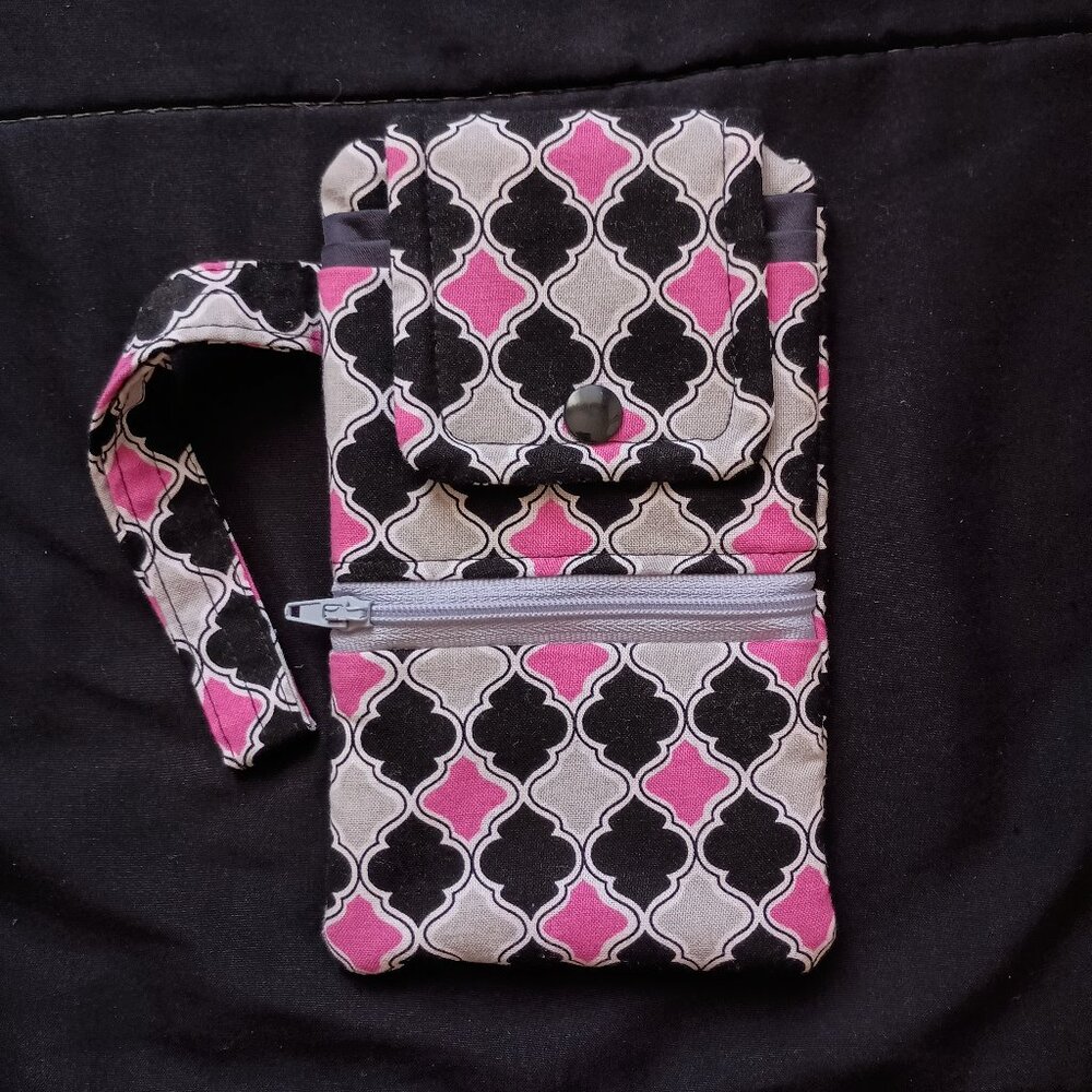 Pink, Grey, Black Quatrefoil Pattern Wrist Wallet